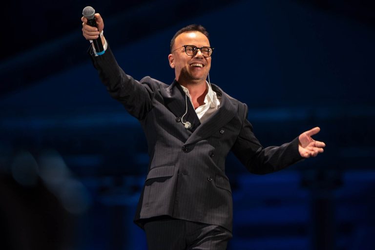 GIGI D’ALESSIO arriva l’ottavo concerto a Piazza del Plebiscito a Napoli [Info e biglietti]