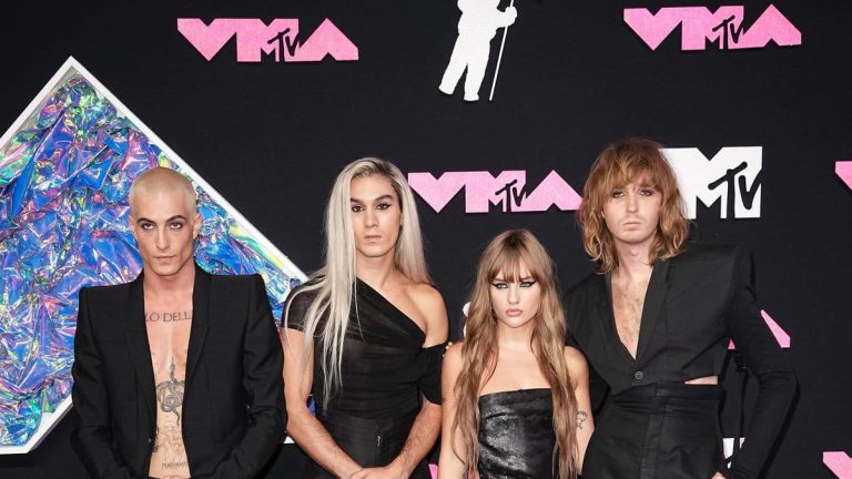 Måneskin intoxicates us with the effects of his music in the video clip for 'Off My Face'