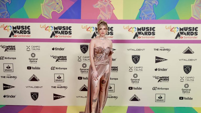 Samantha samples 'The sailboat song' in the preview of her new song: 'Agua marina'