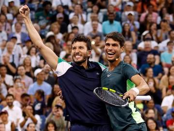 Carlos Alcaraz sings 'Vagabundo' with Sebastián Yatra in his concert