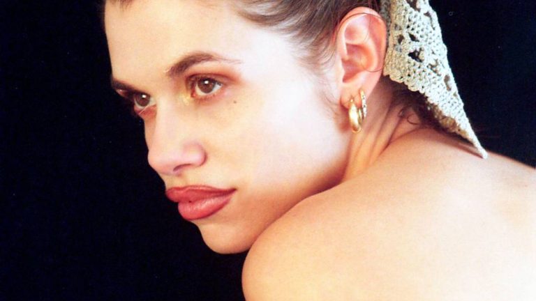 Orovega manifests his musical versatility in 'Negocios', his new EP