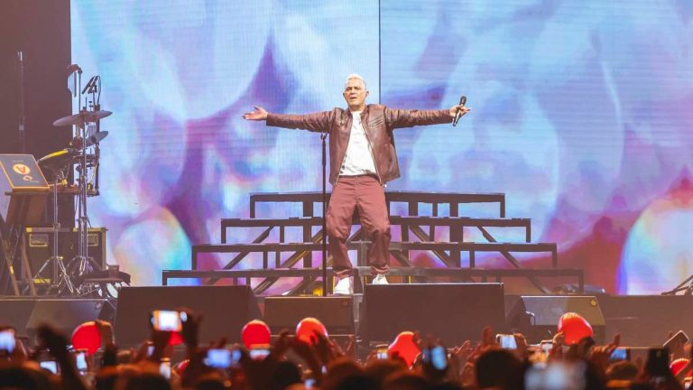 Alejandro Sanz conquers Barcelona days before his final concert of tour in Madrid