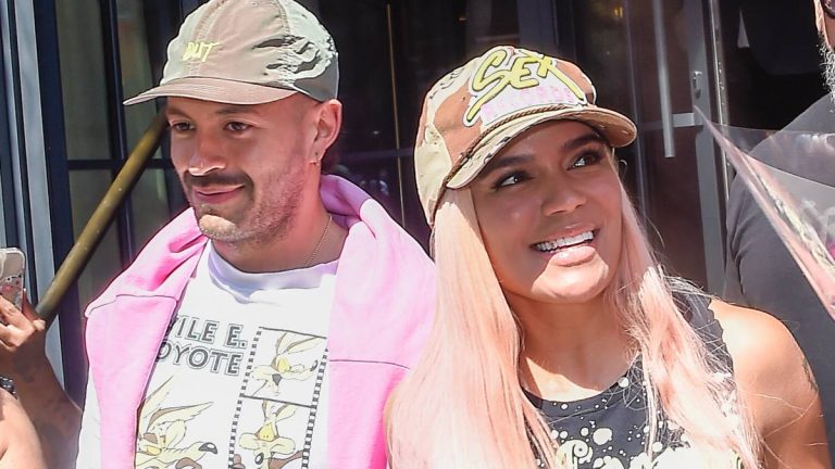 Karol G and Feid's intense twerking on stage leaves their fans speechless