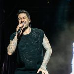 Melendi and Manuel Carrasco give us a great moment at the WiZink Center singing 'Con la Luna Llena'