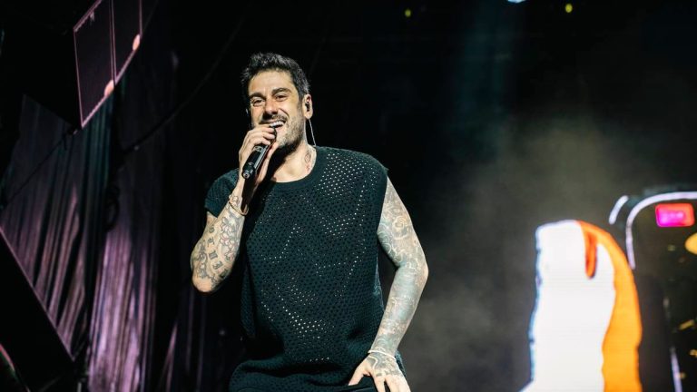 Melendi and Manuel Carrasco give us a great moment at the WiZink Center singing 'Con la Luna Llena'