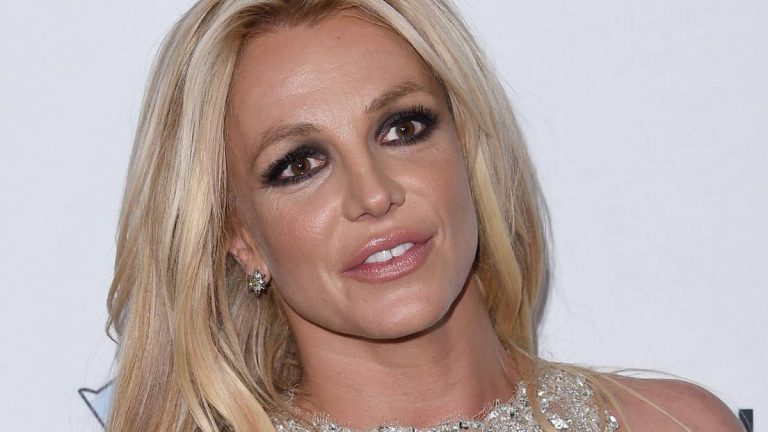 Britney Spears announces that "something is afoot" on social networks and then deletes the message