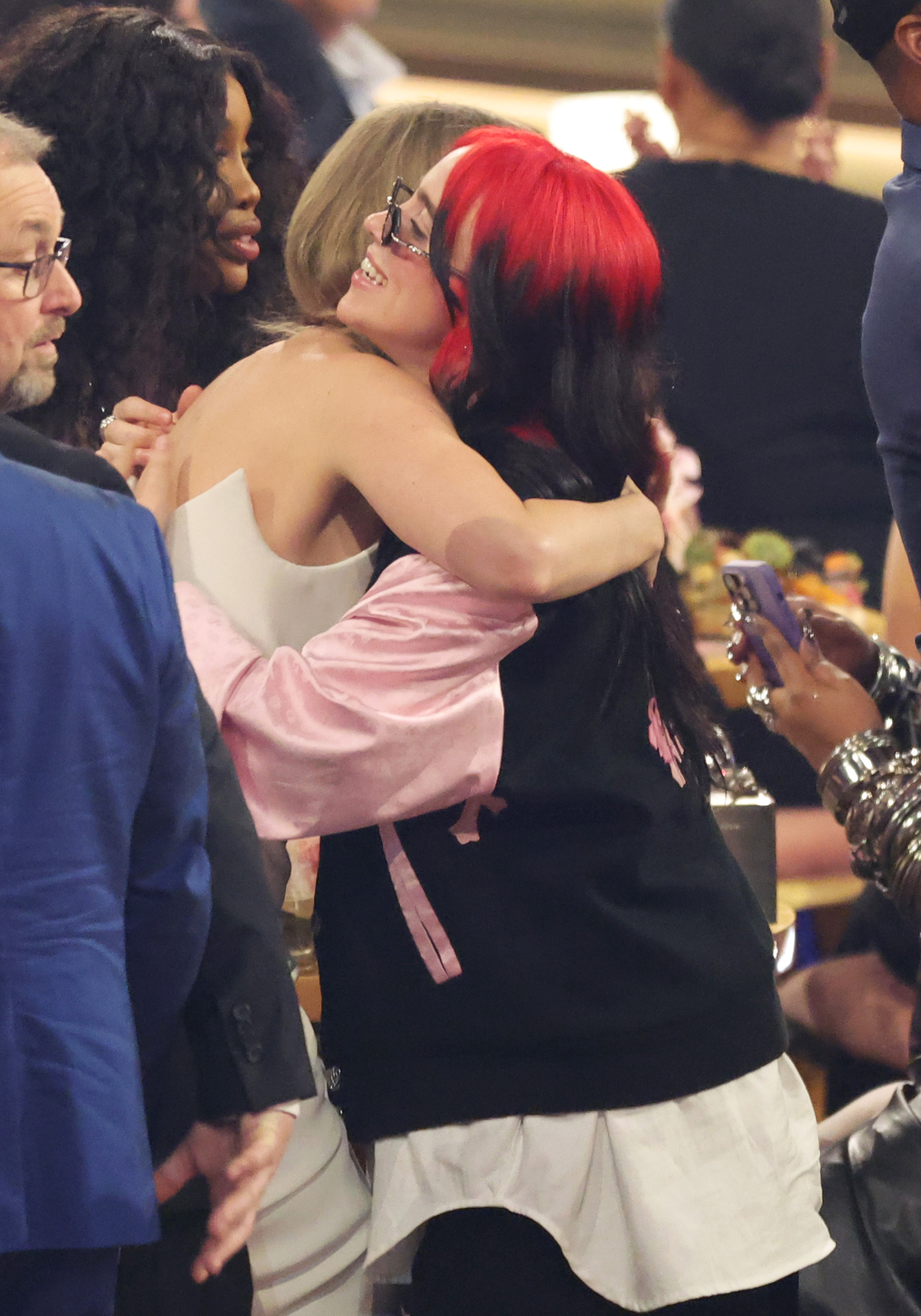 Taylor Swift has been one of the great protagonists of the night, like every time she makes an appearance at an awards gala.  Of course, if Taylor has won two awards, Billie Eilish has not been far behind and has won two others.  And a hug from the winners couldn't be missing.