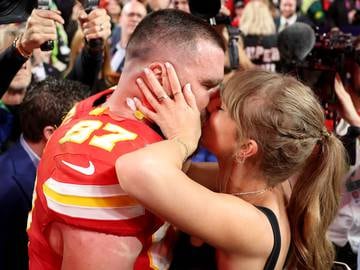 Travis Kelce and Taylor Swift's kiss at the 2024 Super Bowl