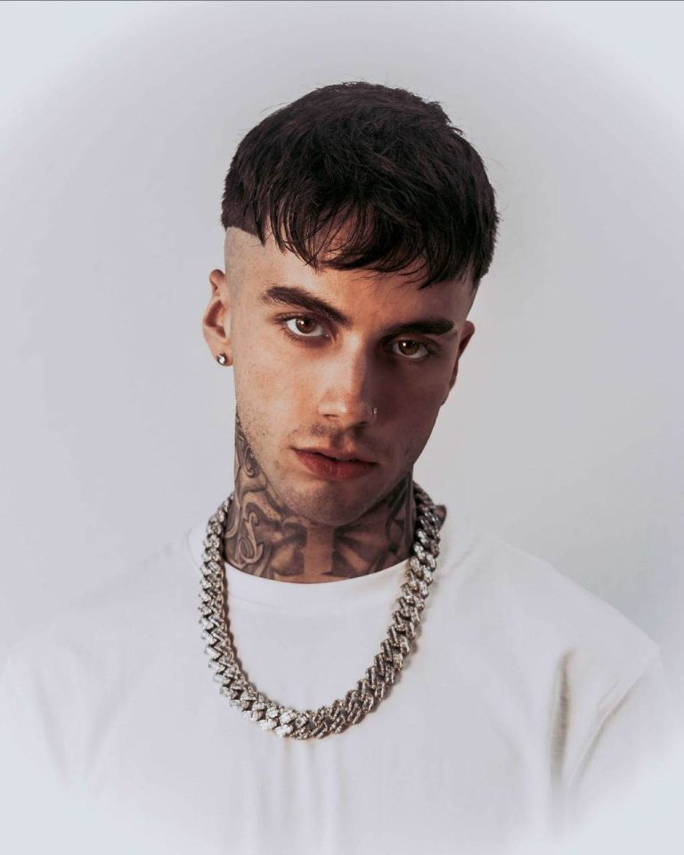 TONY BOY conquista la numero uno nella classifica italiana album e formati fisici. Tra i singoli sempre primo MAHMOOD