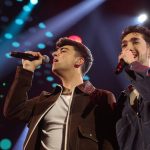 Juanjo and Paul Thin take the stage at the Veintiuno concert to sing 'Modern Life' and the audience has a request