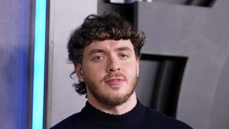 Jack Harlow and Doja Cat unleash their passion in the kitchens of a bar full of celebrities in 'Just Us'