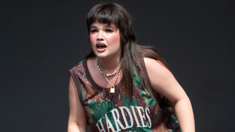 Lola Young confides in her favorite French artists