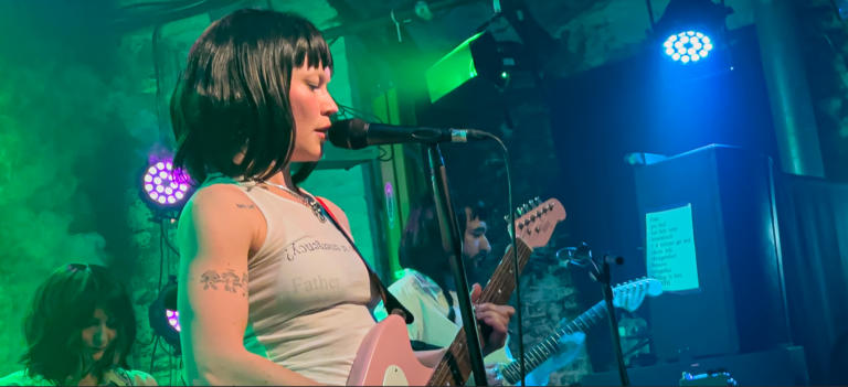 Wet Leg premieres seven songs in surprise show