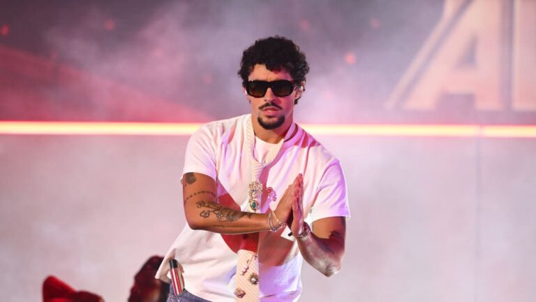 Bad Bunny reveals his 5 favorite songs of 'I had to throw more photos' with a possible track of his next video clip