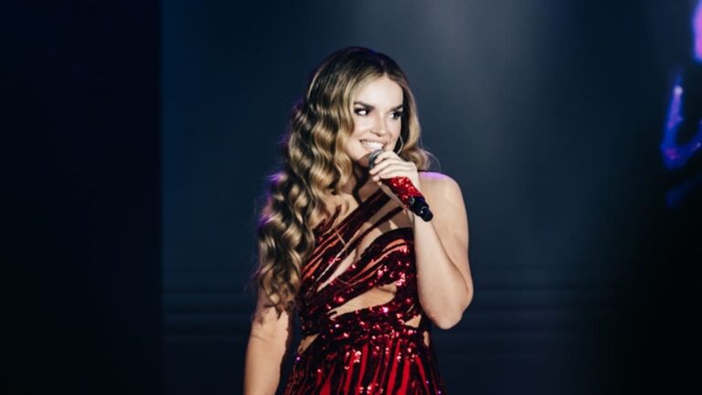 Melody causes a laughter attack to an international journalist when talking to Katy Perry: "This one is"