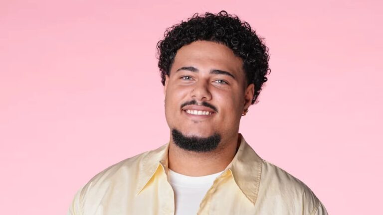 Noah (Star Academy) reveals an extract from his first hit "listen to me"