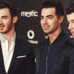 Jonas Brothers pay tribute to the Bee Gees with their new song 'No Time to Talk'