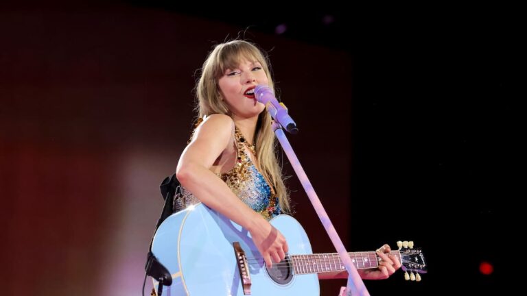Taylor Swift causes confusion on social media after her latest surprise performance in Nashville: "Is it real?"