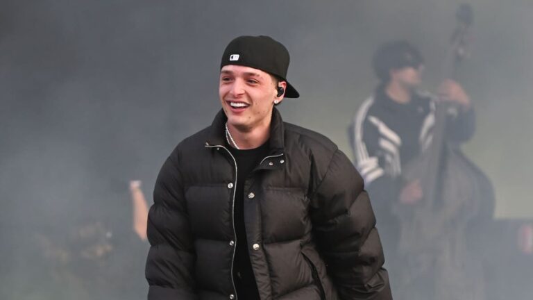 Kenia Os and Peso Pluma show off their love to the rhythm of Karol G (and she shares it)