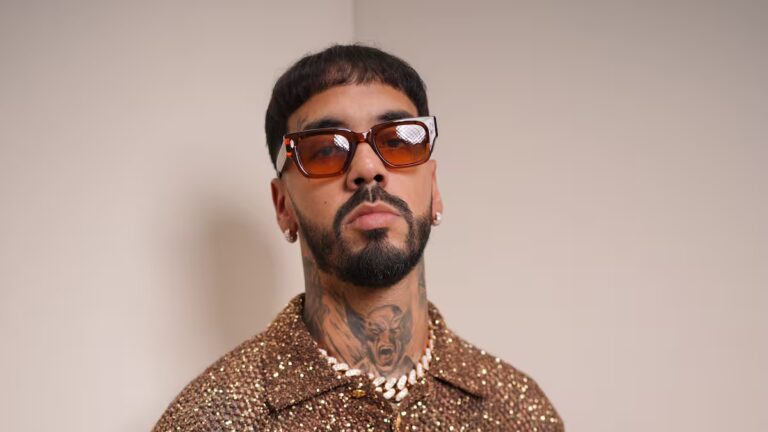 Anuel AA's reaction to the surprise of some fans at the door of his hotel