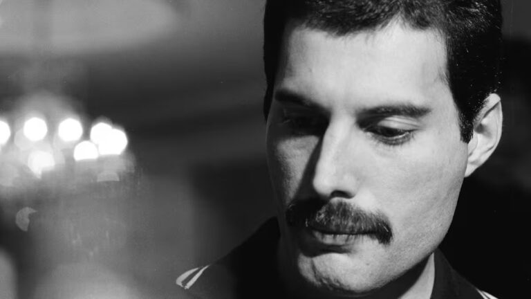 The secret of Freddie Mercury's ashes... he feared that obsessive fans would "dig him up"