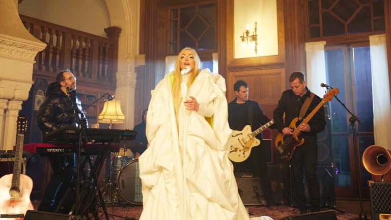 Amaia Montero and La Oreja de Van Gogh take the 'aesthetic' criticism of their return with humor