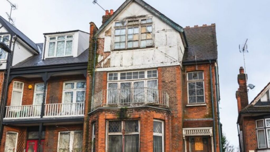 An 80-year-old man hit with €100,000 water bill