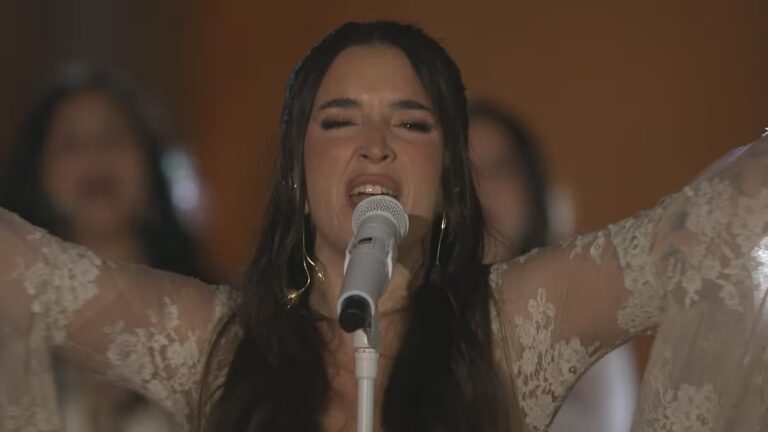 Lola Índigo says goodbye to 2025 with a new tribute to Lorca from the Alhambra