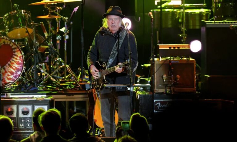 Neil Young Apple Verizon Trump