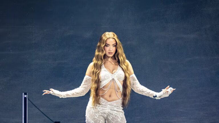 5 lessons that Lola Indigo's documentary leaves us with 'The Stadiums - The Witch, The Girl and The Dragon'