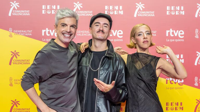 This is the lyrics and meaning of the song 'Despierto Amtamos', by Miranda! and bailamamá, finalists of the Benidorm Fest 2026