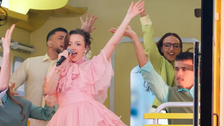 This is the lyrics and meaning of the song 'Turista' by ASHA, winner of the special prize at the Benidorm Fest 2026