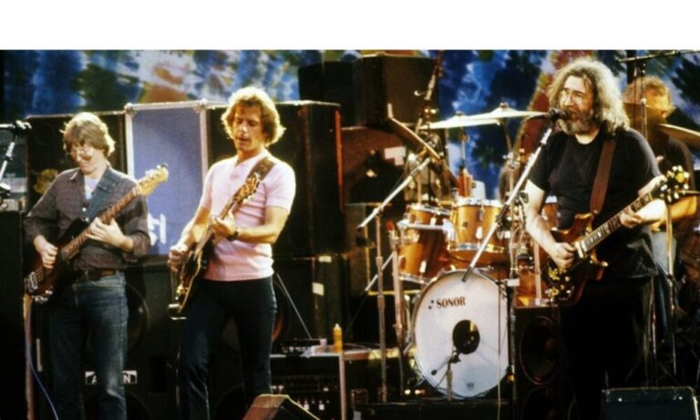 Phil Lesh, Bob Weir et Jerry Garcia du Grateful Dead en concert au Greek Theater de Berkeley, Californie, le 15 juillet 1984.