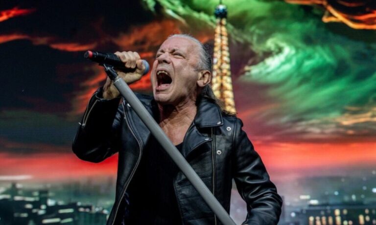 Bruce Dickinson en concert avec Iron Maiden