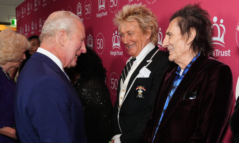 Rod Stewart et Ron Wood saluent Charles III au Royal Albert Hall