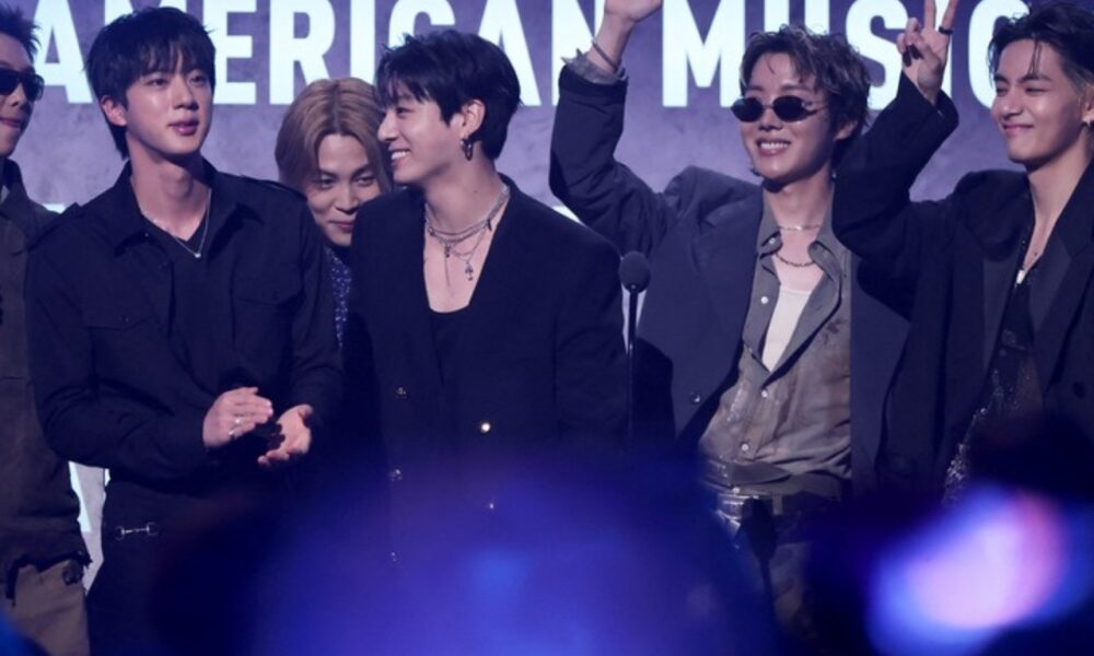 BTS reçoit le prix de l’Artiste de l’année aux AMAs 2026