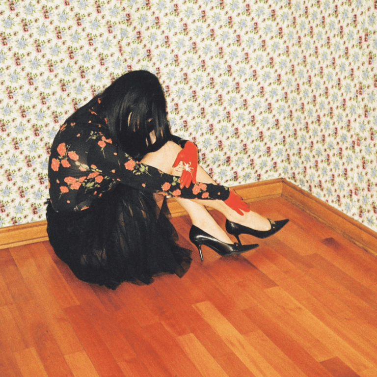 “SOS”, the new advance by Francisca Valenzuela