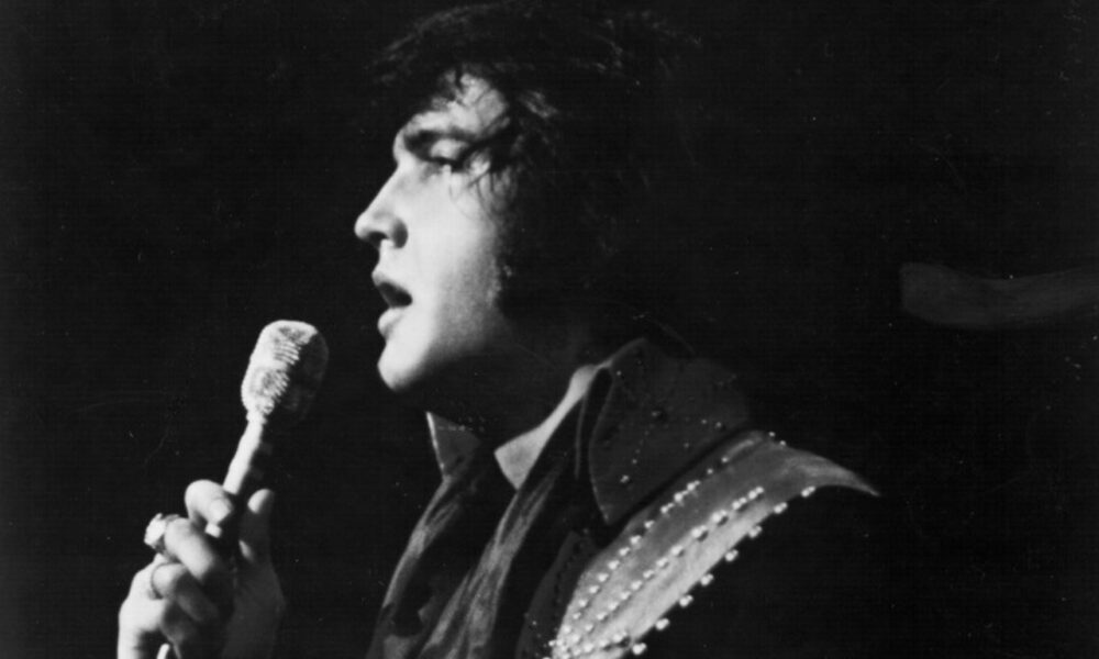 Elvis Presley sur scène en 1976