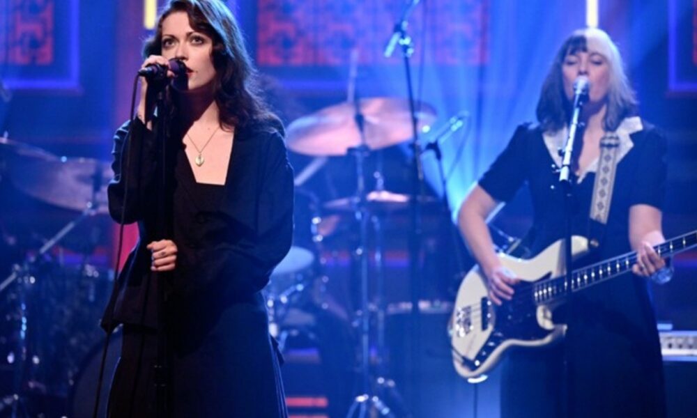 Violet Grohl sur le plateau du Tonight Show de Jimmy Fallon