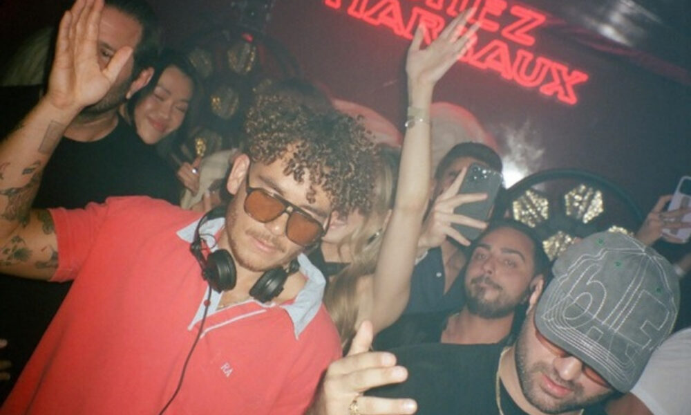 Le duo ANOTR derrière les platines du club Chez Margaux à New York, entouré d