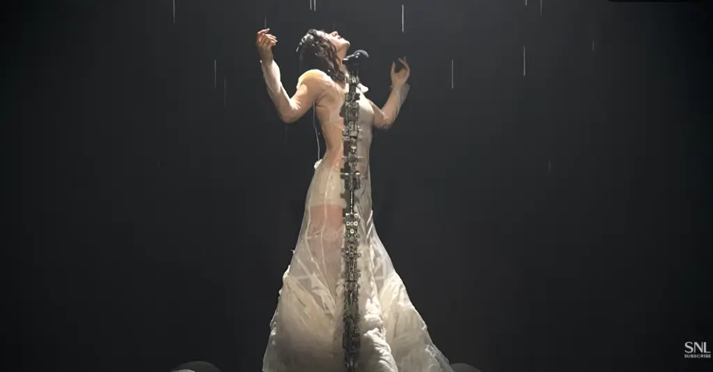 ROSALÍA brings “Magnolias” to the stage of Saturday Night Live. Watch the video