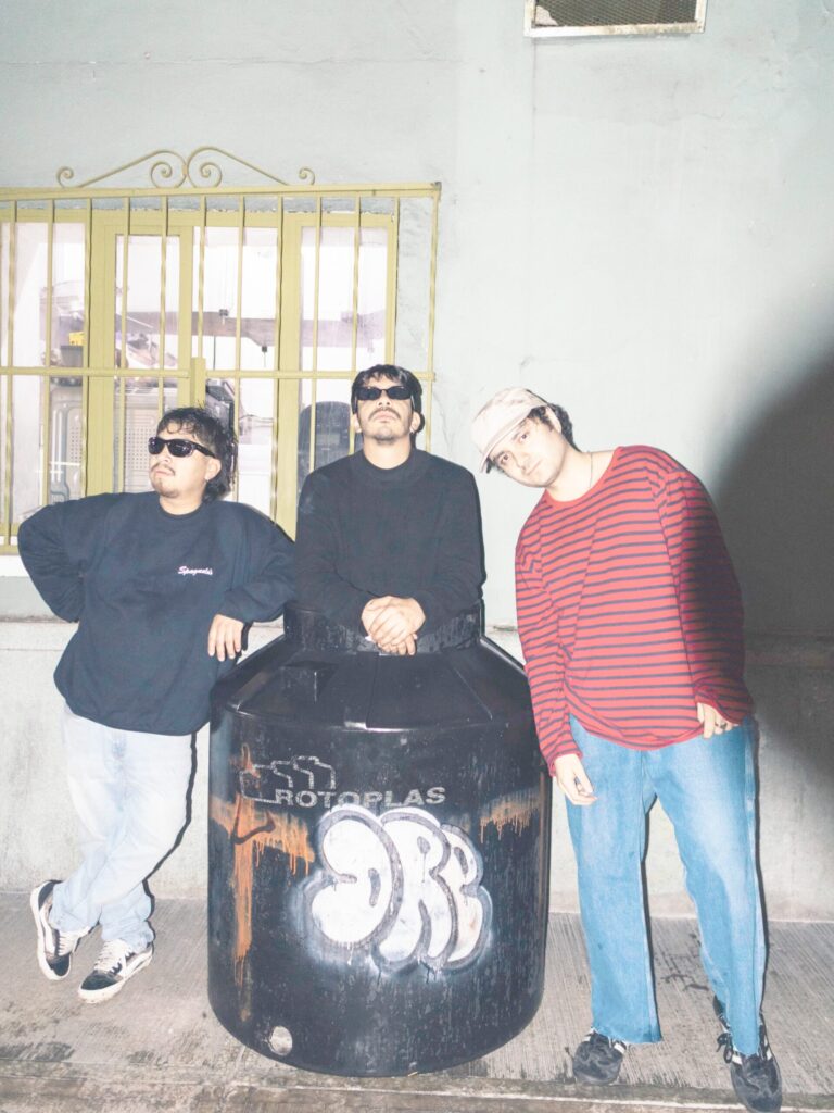 Pájaros Vampiro turns a water tank into a metaphor for loneliness with “Rotoplas”